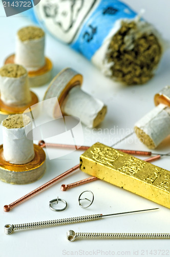 Image of acupuncture needles and moxibustion 