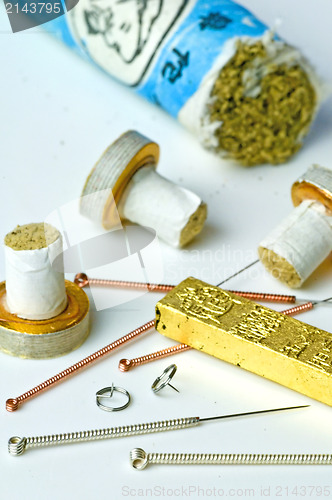 Image of acupuncture needles and moxibustion 