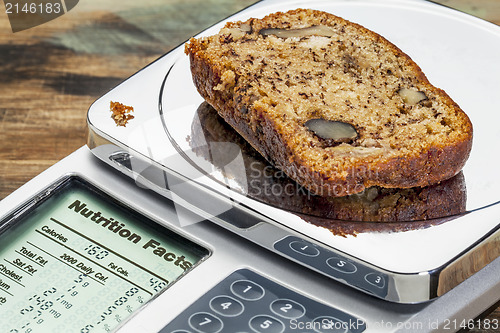Image of banana bread on diet scale