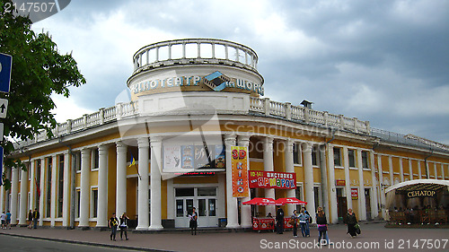 Image of building with columns in the area in Chernigov