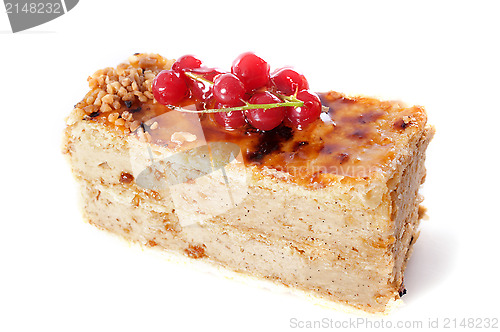 Image of praline cake with red currants
