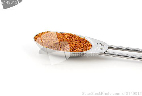 Image of Ground mace measured in a metal teaspoon