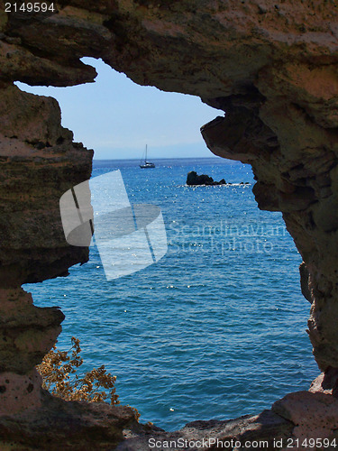 Image of the sea beyond the rocks