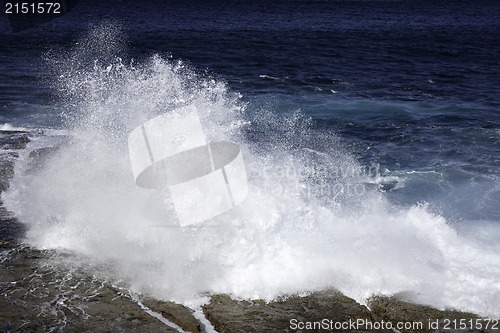 Image of ocean waves crashing on rocks