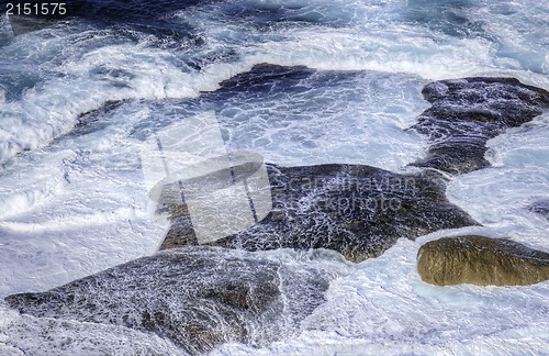 Image of ocean waves crashing on rocks