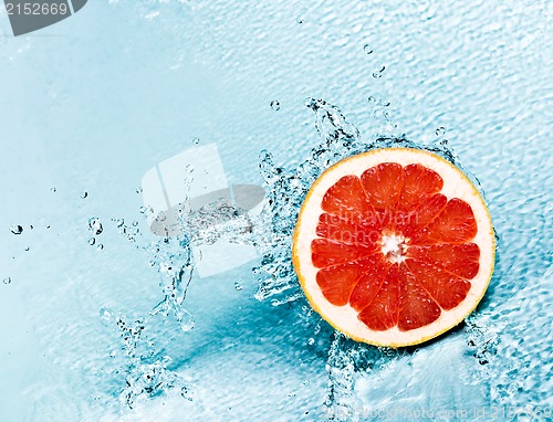 Image of grapefruit and water