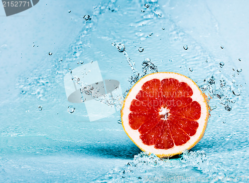 Image of grapefruit and water