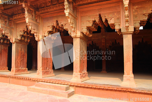 Image of columns in red Fort of Agra