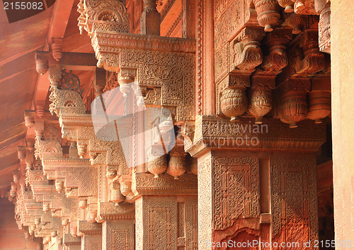 Image of columns in red Fort of Agra