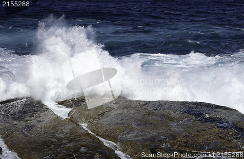 Image of ocean waves crashing on rocks