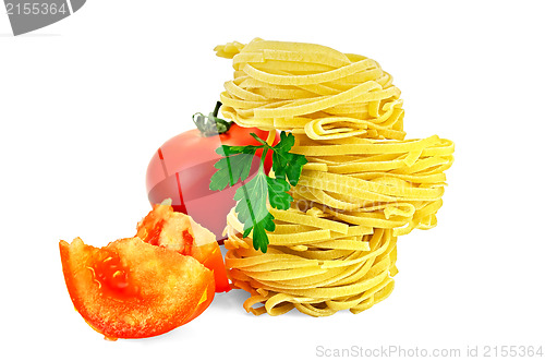 Image of Noodles twisted with slices of tomato