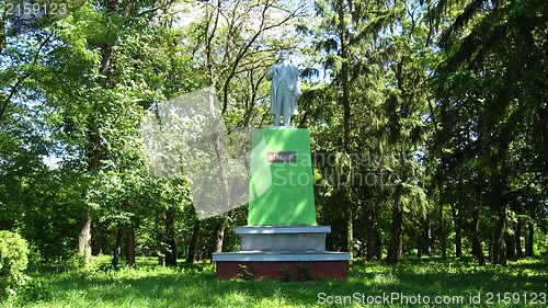 Image of big monument to Lenin in the green park