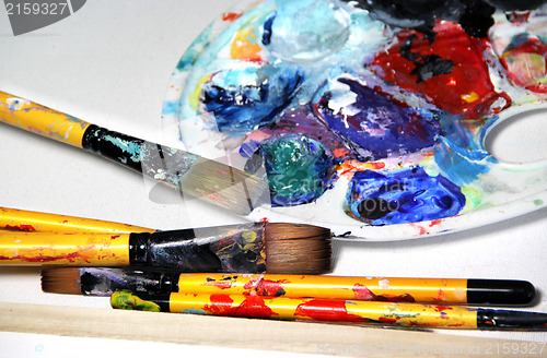 Image of Art palette and paintbrushes