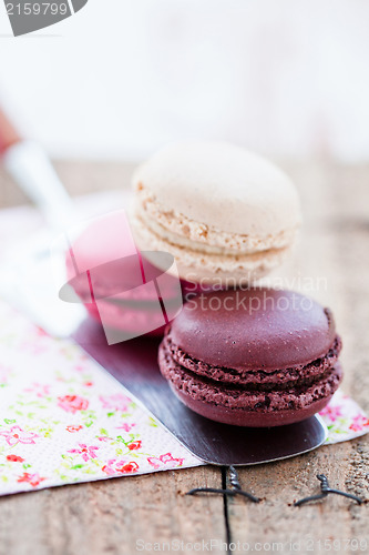 Image of Macaroon and server