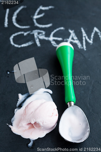 Image of Strawberry ice cream and scoop