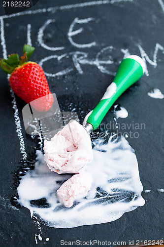 Image of Strawberry ice cream and scoop