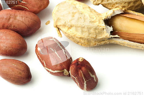 Image of Raw peanuts in shells and shelled peanuts