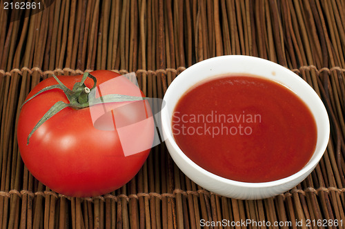 Image of Tomato and Bowl of tomato sauce