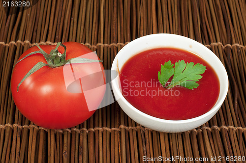 Image of Tomato and Bowl of tomato sauce