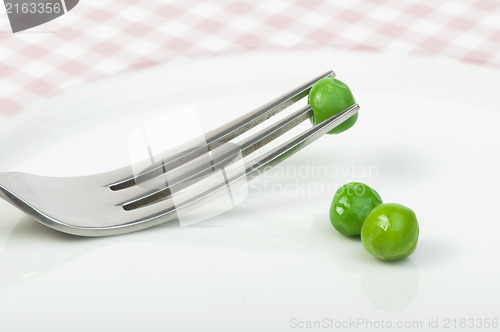Image of Plate with peas and centimeter measure