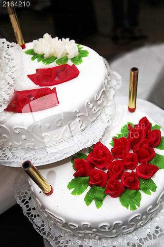 Image of Decorated wedding cake with red roses