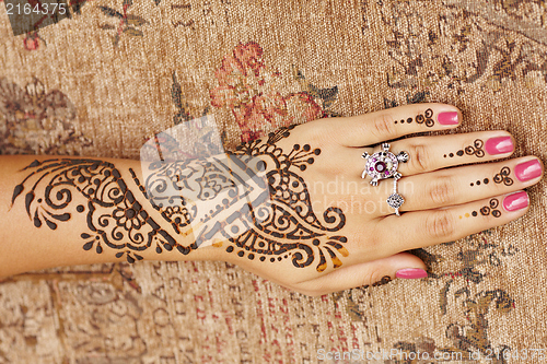 Image of Henna art on woman's hand