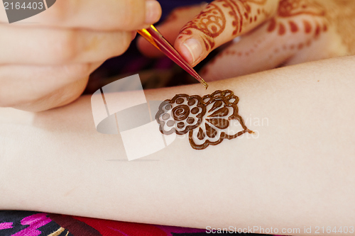 Image of Henna art on woman's hand