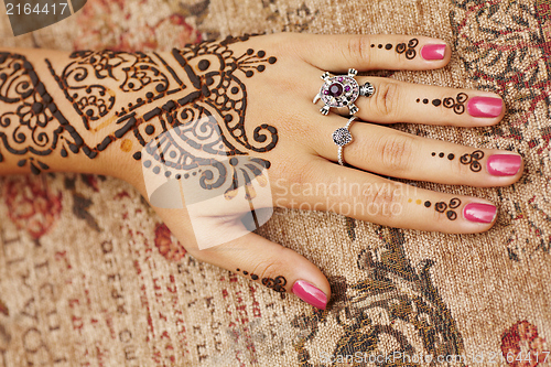 Image of Henna art on woman's hand