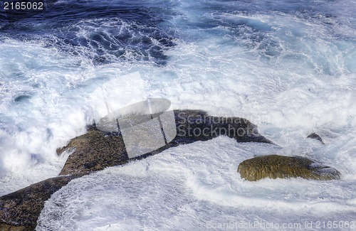 Image of ocean waves crashing on rocks