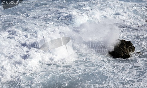 Image of ocean waves crashing on rocks
