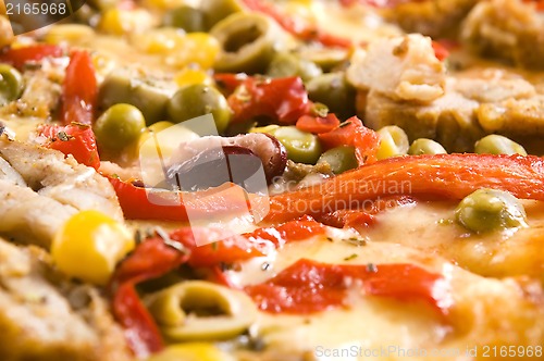 Image of Pizza with chicken, pepper and olives 