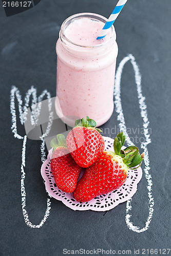 Image of Fresh whole strawberries and smoothie