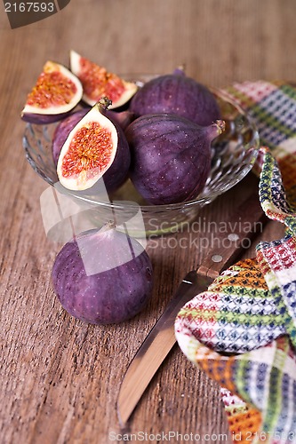 Image of fresh figs, old knife and chequered towel