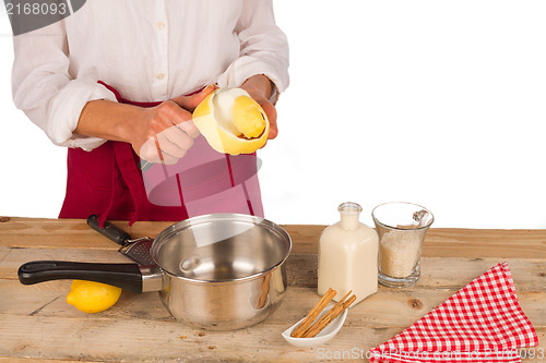 Image of Peeling lemon