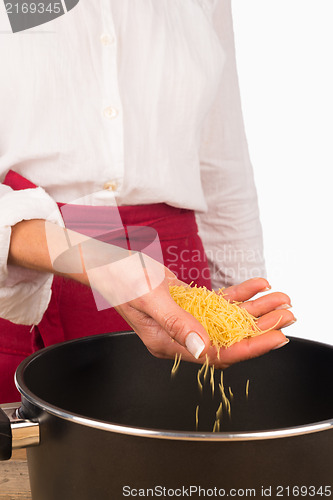 Image of Noddles into the pot