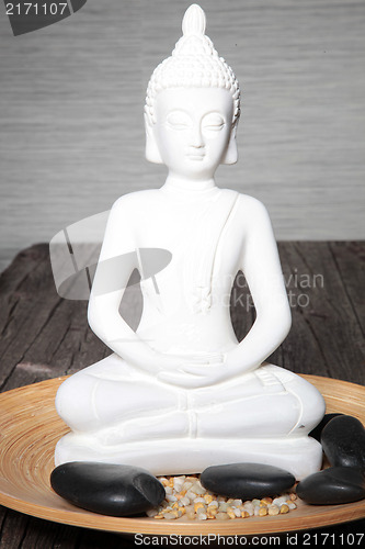Image of White statue of a meditating buddha