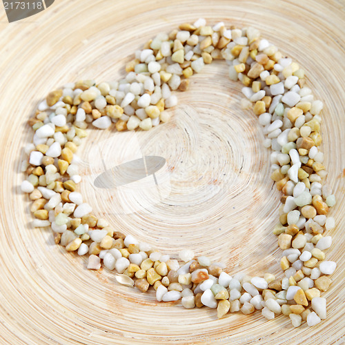 Image of Pebble heart on earthenware