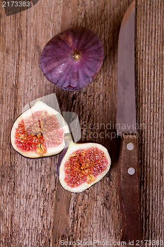 Image of fresh figs and old knife