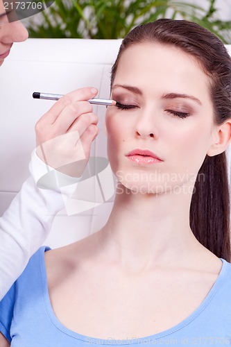 Image of at the cosmetic studio eyeliner on eyes make up