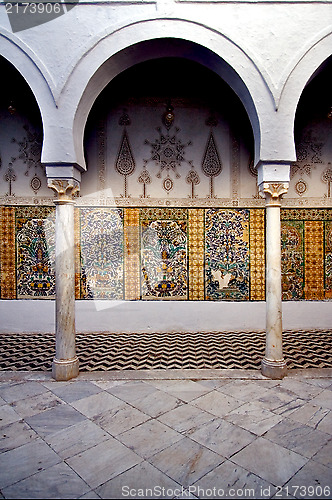 Image of door and bow