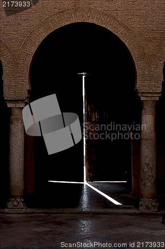 Image of light door and bow