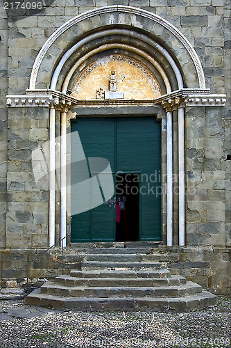 Image of the green  gate  in corniglia 