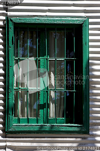 Image of venetian blind and a metal wall 