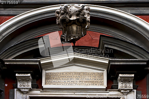 Image of helmet  in the centre of naples 