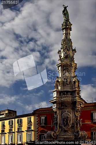 Image of house and  obelisk 