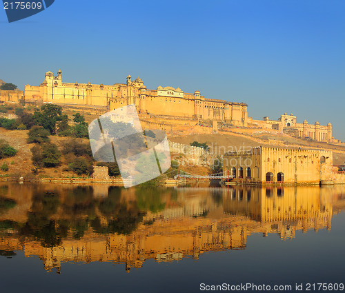 Image of fort and lake in Jaipur India