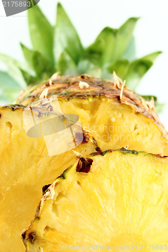 Image of ripe pineapple with slices