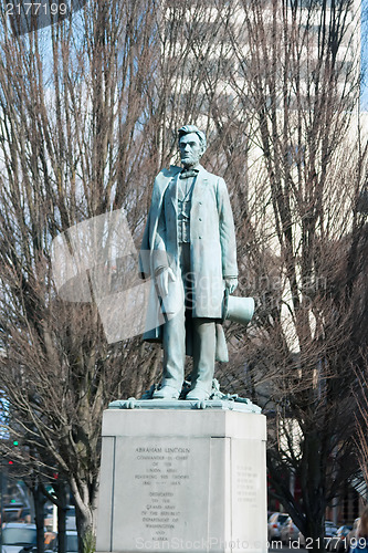 Image of lincoln statue in downtown spokane wa