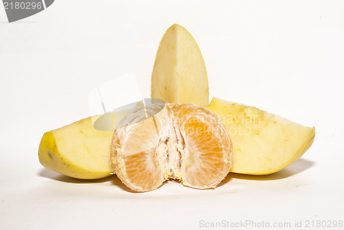 Image of slices of apple and mandarine