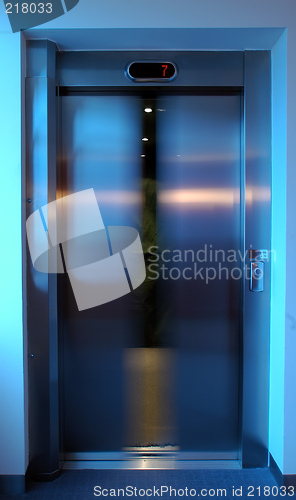 Image of lift door closing